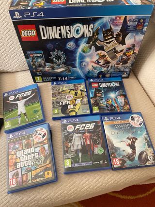 PS4 (PlayStation 4) con mandos y juegos