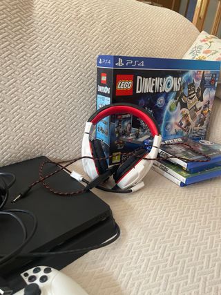 PS4 (PlayStation 4) con mandos y juegos