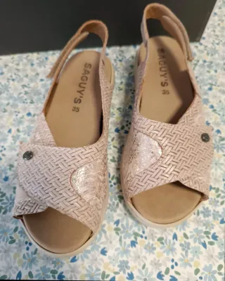 Sandalias Saguys Beige y Dorado