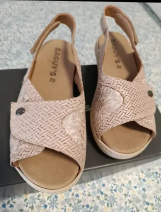 Sandalias Saguys Beige y Dorado