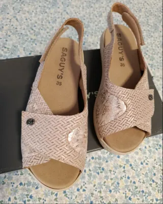 Sandalias Saguys Beige y Dorado