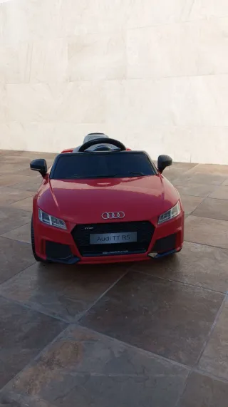 Coche infantil Audi TT RS rojo