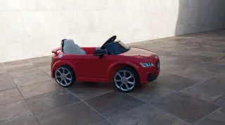 Coche infantil Audi TT RS rojo