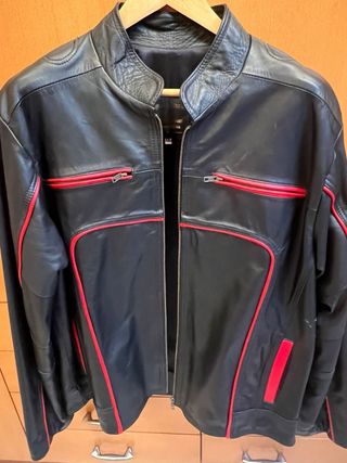 Cazadora de piel negra y roja