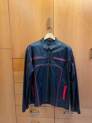 Cazadora de piel negra y roja