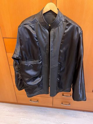 Cazadora de piel negra y roja