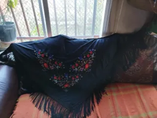Mantón de pico bordado