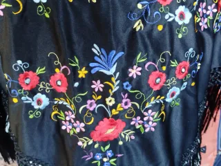 Mantón de pico bordado