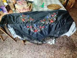 Mantón de pico bordado