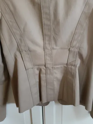 Traje pantalón beige entallado