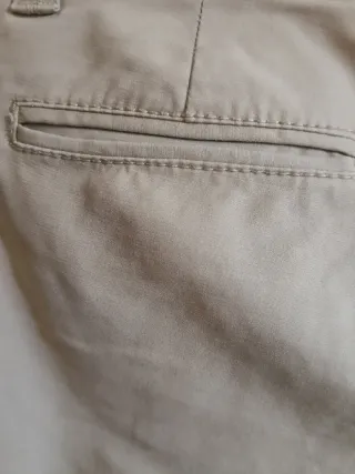 Traje pantalón beige entallado