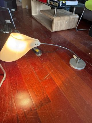 Lámpara de escritorio plateada y blanca