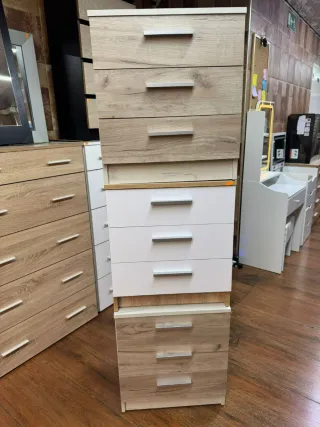 Mesa de noche auxiliar con tres cajones