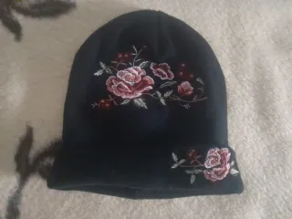 Gorro negro con bordado floral rosa