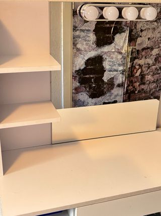 Tocador blanco con espejo y estantes