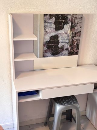 Tocador blanco con espejo y estantes