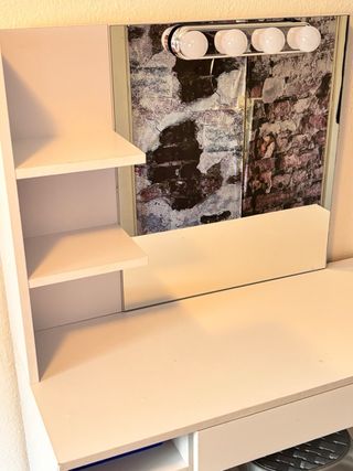 Tocador blanco con espejo y estantes