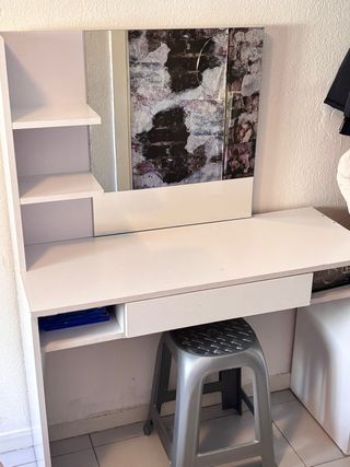 Tocador blanco con espejo y estantes