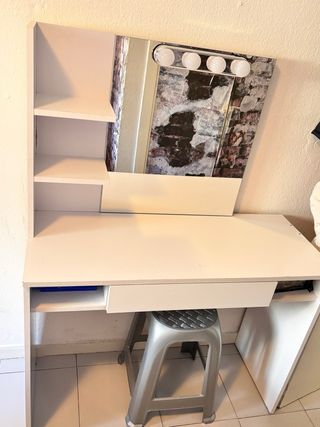 Tocador blanco con espejo y estantes