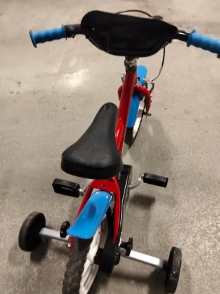 Bicicleta infantil con ruedines