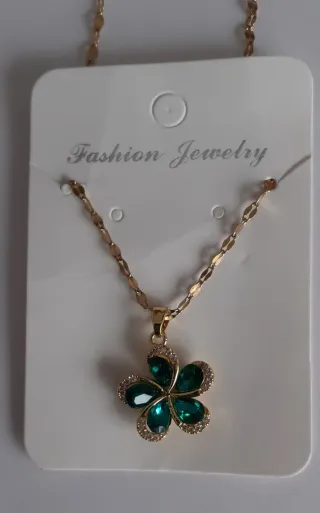 Colgante flor con cristales verdes y cadena dorada