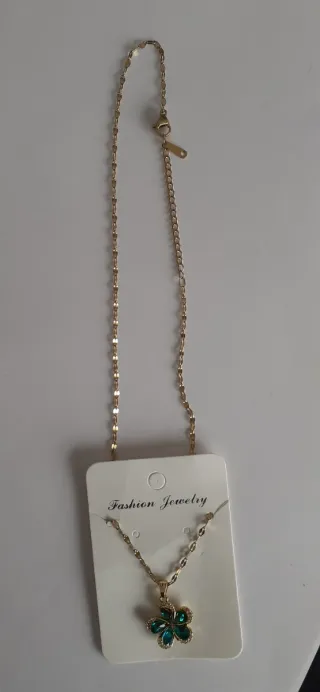 Colgante flor con cristales verdes y cadena dorada