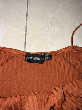 Vestido marrón PrettyLittleThing