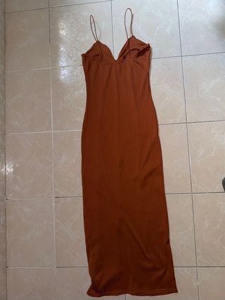 Vestido marrón PrettyLittleThing