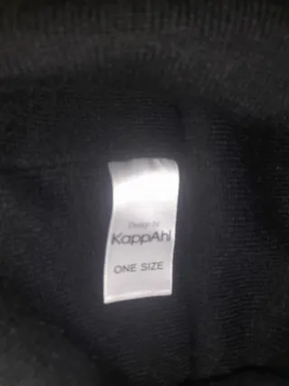 Gorro negro con bordado floral rosa