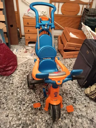 Triciclo infantil azul y naranja