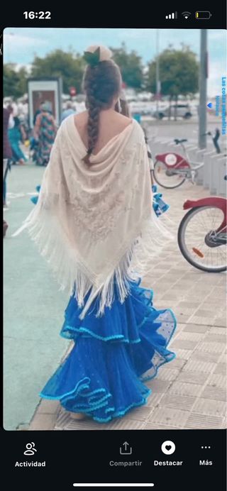 Traje de flamenca azul con lunares