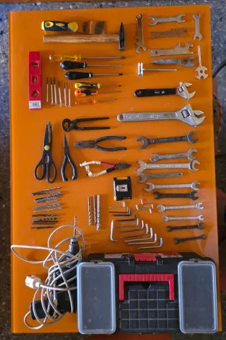 Caja con herramientas y taladro AEG de regalo