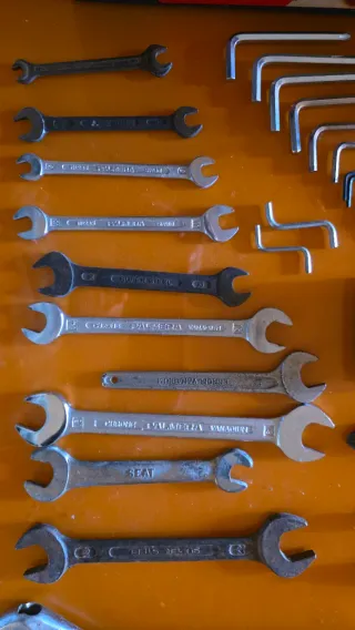 Caja con herramientas y taladro AEG de regalo