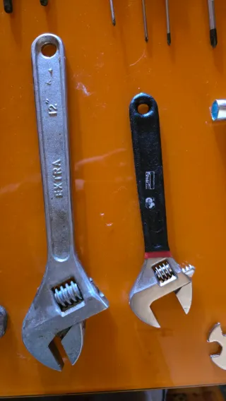 Caja con herramientas y taladro AEG de regalo