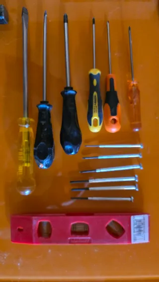 Caja con herramientas y taladro AEG de regalo