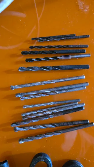 Caja con herramientas y taladro AEG de regalo