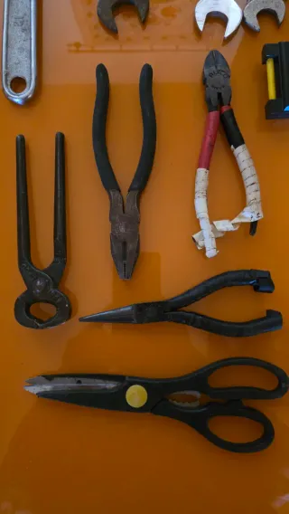 Caja con herramientas y taladro AEG de regalo