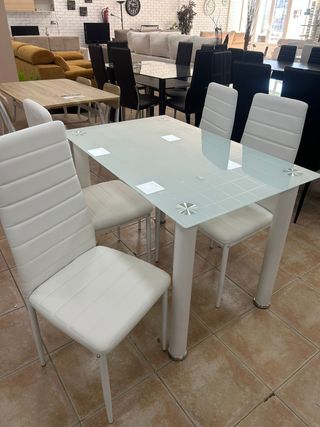 Mesa Comedor + 4 Sillas Acolchadas blanca