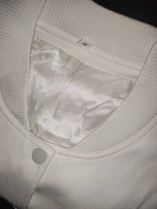 Chaqueta bomber crop, cruda