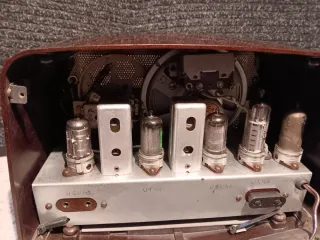 Radio de válvulas antigua