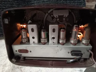 Radio de válvulas antigua