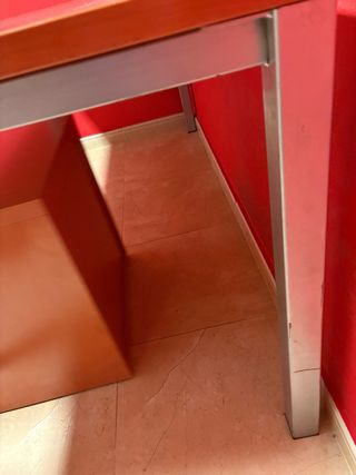 Escritorio madera y metal con cajonera