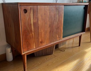 Mueble de madera con puertas