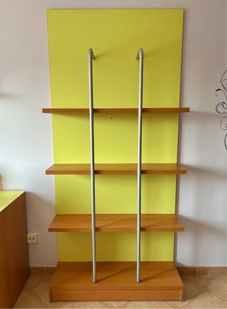 Estantería alta de madera muy resistente