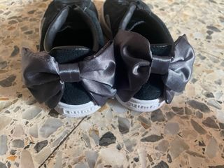 Zapatillas Puma Suede Negras con Lazos Grises