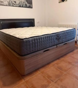 Canapé de madera con cajones