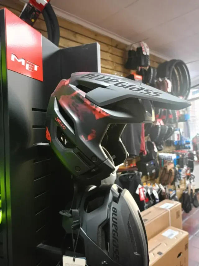 CASCO BLUEGRASS JETRO MIPS NEGRO/NARANJA CORAL AHU