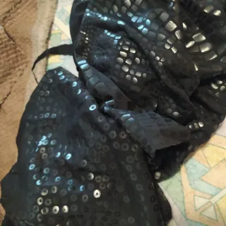 Tessuto nero con paillettes stampate