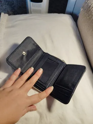 Cartera con monedero y flor