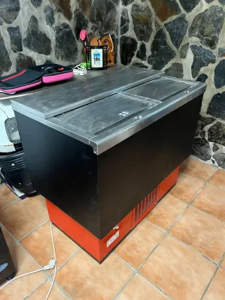 Botellero y mesa refrigerada